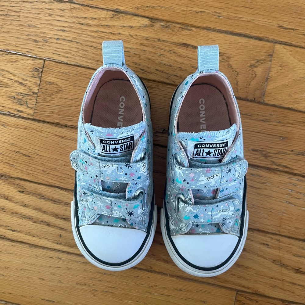 Converse shoes little girls sz 8